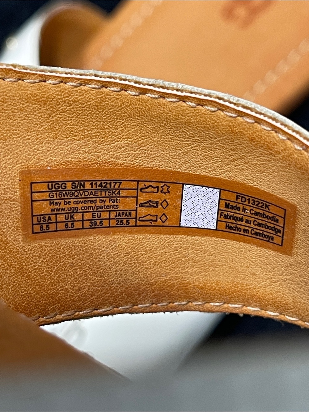 UGG Carey Flip Sandal Jasmine White Leather Thong with Tan Footbed Size 8.5 - Picture 2 of 5